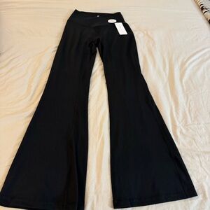 NEW NWT Yogalicious Lux Sophia Crossover Flare Pant Pants Size: Small Black